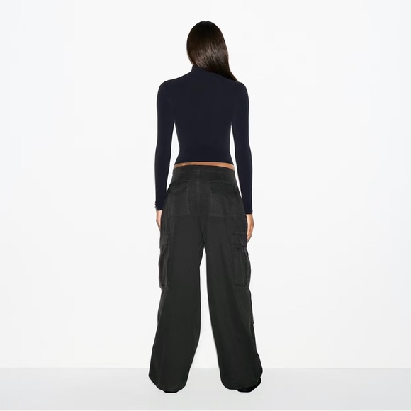 SKIMS Outdoor Woven Oversized Cargo Pants Onyx Black Size M Medium New NWT - Picture 4 of 14
